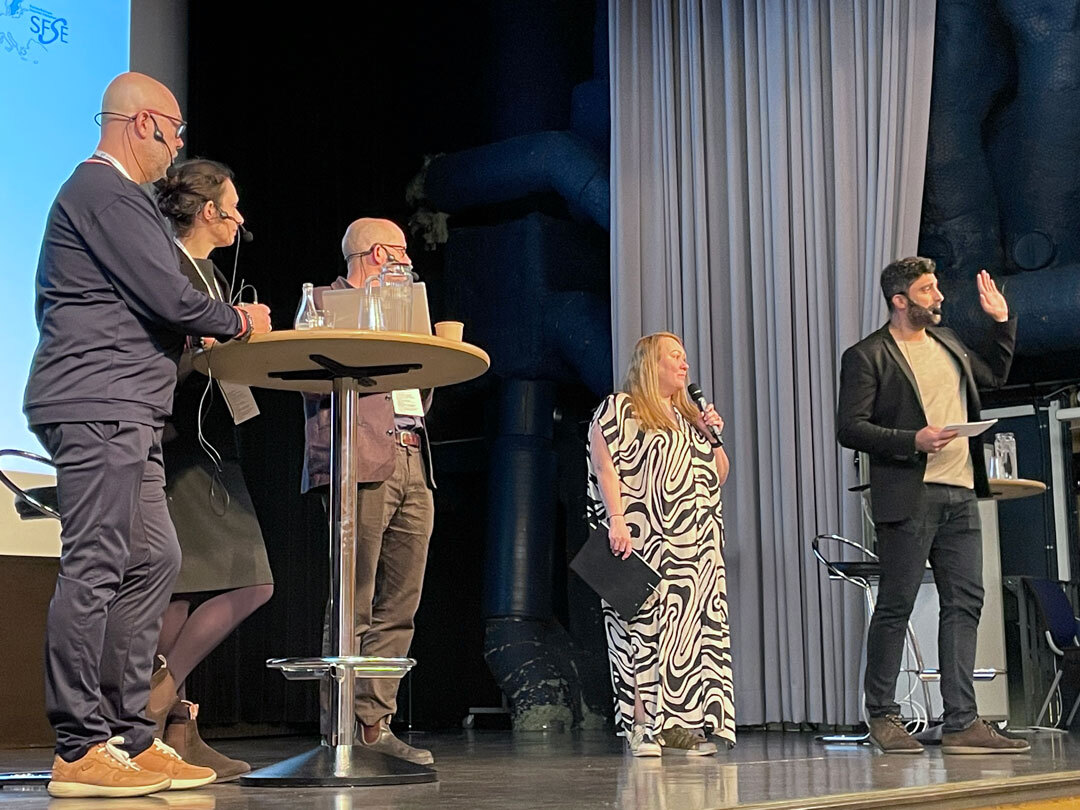 Fem personer på scenen i ABF-husets föreläsningssal i Stockholm